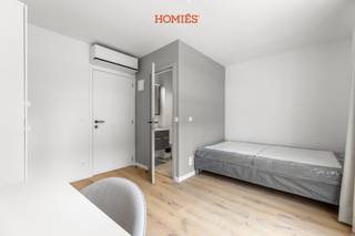 Op zoek naar een zorgeloze investering in Leuven? Deze moderne studentenkamer binnen Residentie De Toewip combineert een uitstekende ligging met hedendaags wooncomfort. De kamer beschikt over privatief sanitair en wordt volledig bemeubeld opgeleverd. Dankzij de individuele warmtepomp kan de bewoner zowel verwarmen als koelen, terwijl het EPC A-label garant staat voor een energiezuinige woonomgeving. Daarnaast genieten bewoners van een ruime gemeenschappelijke keuken, een aangenaam terras en een beveiligde fietsenstalling. Een aantrekkelijke investering op een locatie waar kwalitatieve studentenkamers bijzonder gegeerd blijven. Brochure beschikbaar op aanvraag. Stedenbouwkundige inlichtingen in aanvraag. Verkoop onder het BTW-stelsel. Interesse? Contacteer ons via info@homies.be of 016 22 82 22. HOMIÉS, an Eye for Immo.