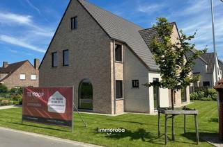 Nieuwbouwwoning in pastorijstijl, gelegen in een rustige straat met vlotte verbinding naar E17 en omliggende gemeenten. Perceeloppervlakte van 481m² en een bewoonbare oppervlakte van 217m².<br /><br />Statige, halfopen woning met op het gelijkvloers een inkom, wc, lichtrijke living met open keuken en inpandige garage + wasplaats/berging.<br />Op de eerste verdieping: badkamer (inloopdouche, dubbele wastafel en ligbad), 3 slaapkamers, apart toilet en extra berging. Zolder toegankelijk via vaste trap met mogelijkheid tot het creëren van een 4de slaapkamer + berging.<br />Inbegrepen: aangelegde voortuin met oprit.<br /><br />Duurzame & kwalitatieve materialen: <br />- Ventilatie: Type C<br />- Onderhoudsvriendelijke lucht/water warmtepomp met vloerverwarming op het gelijkvloers en ventilo-convectoren op de verdieping.<br /><br />Zeer goed geïsoleerde woning voorzien van alle comfort!<br /><br />Wenst u een bezoekje?<br />Graag een mailtje naar tom@immoroba.be