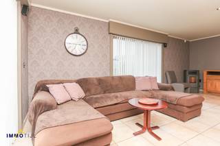 Fraaie woning met loods/magazijn op 10are te Dendermonde.<br /><br />Omringd door velden - en op korte afstand van centrum Sint-Gillis en Lebbeke - vindt u deze fraaie woonst. Deze villa beschikt over een ruime loods/magazijn en is aldus ideaal voor onder meer zelfstandigen. <br /><br />Op het gelijkvloers bevindt zich een ruime inkomhal, apart toilet, lichtrijke leefruimte met volledig geïnstalleerde keuken met berging, een ruim bureau, een polyvalente ruimte (ideaal als bureel of kantoor) en meerdere opslagplaatsen waaronder een magazijn van circa 270m². <br /><br />3 slaapkamers en een toilet bevinden zich op het verdiep.<br /><br />De woning beschikt tevens over een ruime oprit, geschikt voor meerdere wagens.<br />De onderhoudsvriendelijke tuin met zwembad maakt het plaatje compleet. Ideaal gelegen nabij voorzieningen en verbindingswegen, vlakbij Delhaize, slager, bakker en openbaar vervoer.<br /><br />Troeven: De zeer gunstige ligging, het zwembad, het ruime magazijn en burelen bieden tal van mogelijkheden om wonen en werken te combineren. <br /><br />Voor meer informatie en bezichtigingen: 052/690.691 of jens@immotijl.be.