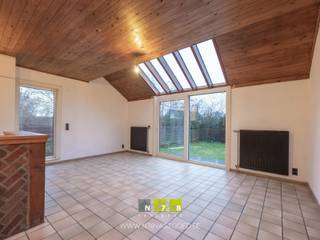 <strong>VRIJSTAANDE WONING MET 3 SLAAPKAMERS EN 2 BADKAMERS OP EEN PERCEEL VAN 4A23CA TE MAASEIK.</strong><br /><br /><strong>TROEVEN</strong><br />- Gelegen aan de Maasplassen op wandelafstand van het centrum.<br />- Lichtrijke woning met een speelse indeling. <br />- Vernieuwde ramen (aluminium) en vernieuwde keuken.<br />- Volledig onderkelderd.<br />- Inpandige garage.<br /><br /><strong>KELDERVERDIEPING</strong><br />- Garage (5,40m x 5,50m = 29,70m²): poort, smeerput, CV-installatie stookolie, tegelvloer.<br />- Berging 1 (2,60m x 4,40m = 11,44m²): aansluiting wasmachine, deur naar tuin, tegelvloer.<br />- Berging 2 (2,70m x 5,15m = 13,91m²): tegelvloer.<br />- Berging 3 (2,45m x 2,60m = 6,37m²): tegelvloer.<br />- Berging 4 (2,70m x 3,50m = 9,45m²): tegelvloer.<br /><br /><strong>GELIJKVLOERS</strong><br />- Inkomhal (2,65m x 1,60m = 4,24m²): trap naar 1ste verdieping, tegelvloer.<br />- Eetkamer ((5,00m x 2,55m) + (3,50m x 2,85m) = 22,73m²): schuifpui naar tuin, tegelvloer.<br />- Keuken (3,50m x 3,00m = 10,50m²): onder- en bovenkasten, koelkast, vaatwasser, keramische kookplaat, dampkap, trap naar kelder, tegelvloer.<br />- Toilet (1,40m x 1,60m = 2,24m²): zittoilet, lavabo, wandbetegeling, tegelvloer.<br />- Berging (1,75m x 1,70m = 2,98m²): doorgeefluik, tegelvloer.<br /><br /><strong>VERDIEPING +01</strong><br />- Overloop (1,80m x 1,35m = 2,43m²): trap naar 2de verdieping, houten vloer.<br />- Woonkamer (5,40m x 5,50m = 29,70m²): schouw voor kachel, houten vloer.<br /><br /><strong>VERDIEPING +02</strong><br />- Overloop (1,80m x 1,30m = 2,34m²): trap naar 3de verdieping, laminaat.<br />- Badkamer (1,70m x 3,00m = 5,10m²): ligbad, lavabo, Velux-raam, wandbetegeling, tegelvloer.<br />- Slaapkamer 1 (3,60m x 4,50m = 16,20m²): inbouwkasten, laminaat.<br />- Doucheruimte (3,00m x 1,60m = 4,80m²): douche, zittoilet, lavabo, wandbetegeling, tegelvloer.<br /><br /><strong>VERDIEPING +03</strong><br />- Overloop (1,70m x 1,80m = 3,06m²): Velux-raam, laminaat.<br />- Slaapkamer 2 (2,65m x 5,50m = 14,58m²): Velux-raam, zicht op de Maasplassen, laminaat.<br />- Slaapkamer 3 (2,68m x 5,50m = 14,74m²): Velux-raam, zicht op de Maasplassen, laminaat.<br /><br /><strong>EXTERIEUR</strong><br />- Omheinde tuin.<br /><br />Bekijkt u deze advertentie via een aanverwante vastgoedsite, surf dan zeker naar onze website www.N78vastgoed.be voor een uitgebreide beschrijving en foto's. Meer info: +32 (0)89 86 18 88 of info@N78vastgoed.be.