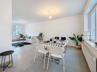 Deze volledig vernieuwde eigendom beschikt op het gelijkvloers over een inkomhal met gastentoilet, een lichtrijke woonkamer met eetplaats,...