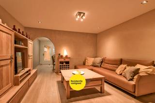 Welkom in de Meenseheirweg 139, een gerenoveerde woning met ruime garage in het hart van Roeselare. Op wandelafstand zijn er winkels, openbaar vervoer, scholen en zoveel meer.<br /><br />Via de inkomhal betreden we de woning, die ons meteen verwelkomt met een warme en huiselijke sfeer. Aansluitend bevinden zich de gezellige eetkamer en leefruimte, waar de pelletkachel zorgt voor extra comfort en gezelligheid.<br /><br />Achteraan de woning bevindt zich de volledig uitgeruste keuken met kwalitatieve toestellen en voldoende werkruimte. Verder beschikt de woning over een moderne badkamer met inloopdouche en maatkasten, een apart toilet en verschillende praktische bergruimtes.<br /><br />Een absolute meerwaarde is de ruime veranda, die dankzij de grote raampartijen en airco het hele jaar door als extra leefruimte kan dienen en uitkijkt op de koer.<br /><br />Op de eerste verdieping vinden we twee volwaardige slaapkamers. Het is mogelijk om een vaste trap te plaatsen naar de geïsoleerde zolder, deze kan ingericht worden als derde slaapkamer.<br /><br />Daarnaast beschikt de woning over een garage met extra berging, voorzien van een elektrische poort.<br /><br />De vermelde prijs is een richtprijs; elk bod, hoger of lager, wordt voorgelegd aan de eigenaar, die zich het recht voorbehoudt dit te aanvaarden of te weigeren.<br />Ook warm geworden van deze woning? Contacteer ons voor een bezoek ter plaatse!<br /><br />Benieuwd naar de waarde van uw eigen woning?<br />Neem voorsprong met een vrijblijvende en gratis schatting via: www.residentievastgoed.be/gratisonlineschatten