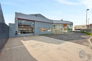 Deze uitstekend onderhouden showroom met visibiliteit, biedt tal van mogelijkheden. Commercieel gelegen hoek met enorm veel potentieel. 

Deze veelzijdige eigendom bestaat uit een grote parking, lichtrijke showroom, kantoorruimtes, extra atelier/garage, en de woonst met 2 slaapkamers (mogelijkheid tot 3). 
Afgesloten via een sectionaalpoort voorzien van zonnepanelen. 

Bezoek na afspraak via arne@immobeguin.be