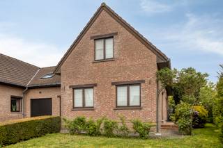 Cette élégante villa avec 3 chambres et bureau est située au centre de Sint-Pieters-Leeuw, dans un environnement résidentiel calme et verdoyant,...