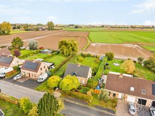 Te koop: prachtige villa met 3 slaapkamers en tuin in EstaimpuisOp een rustige en groene toplocatie in Estaimpuis bevindt zich deze charmante alleenstaande villa op een perceel van bijna 1.100 m². Met 3 ruime slaapkamers, een garage en een prachtige tuin met open uitzicht combineert deze woning ruimte, comfort en privacy!Wat maakt deze woning uniek?Via de inkomhal met stijlvolle open trap bereikt u de lichtrijke leefruimte met gezellige zithoek en eetplaats. Aansluitend bevindt zich de ingerichte keuken. Verder beschikt het gelijkvloers over een afzonderlijk gastentoilet, een vestiaire, een praktische wasruimte en een inpandige garage. Op de eerste verdieping bevinden zich 3 volwaardige slaapkamers, waarvan één met een private dressing, en een ruime badkamer.Buiten geniet u van een groot terras en een prachtige, ruime tuin, waar het open uitzicht over de omliggende velden zorgt voor een heerlijk gevoel van rust en vrijheid. Daarnaast beschikt de eigendom over een gemotoriseerde toegangspoort en private parkeergelegenheid, waardoor u geniet van extra comfort en privacy.De uitstekende ligging vormt een bijkomende troef: rustig en groen wonen, terwijl winkels, scholen en andere voorzieningen zich in de nabije omgeving bevinden.Voor wie is dit ideaal?Ideaal voor mensen die op zoek zijn naar een ruime alleenstaande villa met 3 slaapkamers, garage en een grote tuin op een rustige ligging in Estaimpuis.Te koop via Immo Beguin, jouw vastgoedexpert sinds 2009, met kantoren in Ronse, Waregem, Kortrijk, Deinze, Doornik, Lessines, Moeskroen en Nieuwpoort.