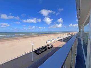Dit lichtrijke en ruime appartement, gelegen op de 4de verdieping, geniet van een prachtig panoramisch zeezicht. De leefruimte valt meteen op dankzij de bijna 6 meter brede kamerhoge raampartij en het extra hoekraam, waardoor het zeezicht maximaal tot zijn recht komt. Het appartement werd kwalitatief gerenoveerd en omvat een gezellige leefruimte, volledig ingerichte keuken, twee slaapkamers, een afzonderlijk toilet, een modern afgewerkte badkamer, een terras aan achterzijde. De gevel van de residentie werd in 2026 grondig vernieuwd, inclusief nieuwe balustrades. Verder beschikt de residentie over een lift en ruime fietsenstalling. Een instapklaar appartement waar ruimte, licht en uitzonderlijk zeezicht centraal staan. Mogelijkheid tot aankopen staanplaats: 35.000 €. Ref. Atlantic 0405