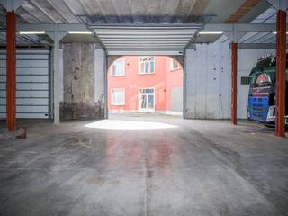 Dit ruime magazijn te koop biedt een uitzonderlijke opslagcapaciteit met een gelijkvloers van 2.200 m² en een volwaardig verdiep van nog eens...