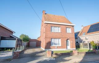 Te renoveren, stevige, charmante, open bebouwing met inkom, ruime living, keuken, badkamer, 3 slaapkamers, zolder, kelder, wasplaats/berging, garage en grote tuin.<br /><br />Troeven:<br />- rustige ligging met vlotte verbinding naar Deinze<br />- stevige constructie, ideaal als renovatieproject<br />- mooi perceel met perfecte zuidwest oriëntatie <br />- achteraan open zicht over de velden<br /><br />Komt u deze woning graag eens bekijken?<br />Graag een seintje op 09/388.53.53 of mailen naar sylvie@immoroba.be.