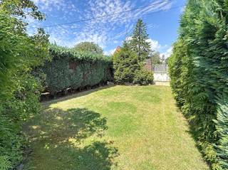 <p><span>Te renoveren woning met 4 slpks, garage & prachtige tuin vlak aan station Lierde</span></p><p><span>Deze ruime woning met veel potentieel is ideaal gelegen aan het station van Lierde en beschikt over een mooie tuin, inpandige garage en mogelijkheid tot verkavelen tot 2 bouwgronden.</span></p><p><span>Gelijkvloers</span><span>: inkomhal, lichtrijke leefruimte met veranda, ingerichte keuken met zicht op de tuin, eetkamer, wasruimte, badkamer met ligbad, apart toilet en berging. Aan de voorzijde bevindt zich een extra ruimte, ideaal als bureau of hobbyruimte.</span></p><p><span>Eerste verdieping</span><span>: 4 volwaardige slaapkamers via de nachthal.</span></p><p><span>Zolder (±60 m²)</span><span>: kan ingericht worden als extra kamers of hobbyruimte.</span></p><p><span>Troeven:</span></p><ul><li><span>Zonnige, diepe tuin</span></li><li><span>Inpandige garage</span></li><li><span>Mogelijkheid tot splitsing in 2 bouwgronden</span></li><li><span>Gelegen vlak bij openbaar vervoer en goede verbindingen</span></li></ul><p><span>Opgelet</span><span>: renovatieplicht van toepassing (EPC-label F). Elektrische installatie dient volledig vernieuwd te worden.</span></p><p><span>Interesse? Reageer via de advertentie wij nemen zelf telefonisch contact met u op om een bezoek in te plannen.</span></p>