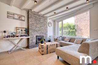Deze centraal gelegen woning bevindt zich in een aangename en rustige omgeving, met alle voorzieningen binnen handbereik. Scholen, winkels,...