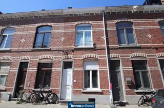 Dit studentenhuis met 5 kamers is niet alleen gelegen in het midden van de studentenbuurt (tussen het centrum en de Tiense- en Naamsepoort),...
