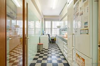 Ruim en lichtrijk appartement van ca. 140 m² met terras – te moderniserenOp zoek naar een comfortabele woning in het hart van Antwerpen? Dit...