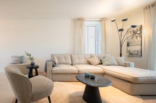 In het rustige en groene Mierenbergpark in Bekkevoort vind je deze prachtig afgewerkte gesloten bebouwing. Met 3  tot 5 ruime slaapkamers, een moderne indeling en de nadruk op duurzaamheid, biedt deze woning een ideale plek voor jong en oud. Hier combineer je het beste van hedendaags wooncomfort met een unieke ligging aan een botanisch park. <br /><br /><strong>Duurzaam en energieneutraal wonen</strong><br />Deze woning is volledig energieneutraal, dankzij een combinatie van zonnepanelen, een warmtepomp en vloerverwarming. Dit betekent niet alleen een minimale energierekening, maar ook een duurzame levensstijl. Met veel lichtinval, doordachte ruimtes en een hoogwaardige afwerking biedt de woning een comfortabel en toekomstgericht thuis.<br /><br /><strong>Mierenbergpark: een oase van groen en rust</strong><br />Gelegen aan het prachtige Mierenbergpark geniet je dagelijks van een groene, botanische omgeving. Prachtige bomen, speelruimte voor kinderen en rustgevende zitplekken maken dit een perfecte plek om te ontspannen. Tegelijkertijd ben je dicht bij alle voorzieningen in Assent en slechts 5 kilometer van het bruisende Diest. De nabijheid van de E314 zorgt bovendien voor een uitstekende bereikbaarheid.<br /><br /><strong>Wat maakt deze woning uniek?</strong>
<ul>
	<li>Energieneutraal ontwerp: Lage energiekosten dankzij zonnepanelen, warmtepomp en vloerverwarming.</li>
	<li>Tijdloze architectuur: Een stijl die harmonieus past in de groene omgeving.</li>
	<li>Uitstekende ligging: Dicht bij winkels, scholen en fietsafstand van Assent-dorp.</li>
	<li>Gezinsvriendelijk: Grenzend aan een botanisch park met ruimte voor ontspanning en spel.</li>
	<li>Afwerking naar wens: je kiest zelf je keuken, badkamer, vloeren... </li>
	<li> Flexibele inrichting: ga je voor een zolder als extra berging, master bedroom, home-office of speelkamer? </li>
</ul>
<br />Deze woning biedt alles wat je zoekt in een toekomstgerichte woning: energiezuinigheid, een prachtige groene ligging en een ideale uitvalsbasis voor werk en ontspanning. Mierenbergpark combineert het comfort van een moderne woning met de rust van een natuurrijke omgeving, perfect voor gezinnen of koppels die van ruimte en duurzaamheid houden.<br /><br /><br />Interesse?<br />Neem contact met ons op voor meer informatie! Vul het contactformulier in of bel Kolmont via T. +32 (0)11 211 211. Onze bouwadviseurs staan klaar om je verder te helpen. 