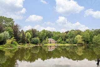 Unieke en zéér centraal gelegen villa op een parkdomein van ca. 9.847 m² met een prachtig zicht op een fraaie vijverpartij! Dichtbij het centrum...
