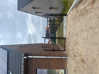 <p><strong>Instapklare halfopen bebouwing te huur in Ingooigem met zonnige tuin.</strong></p>
<p> </p>
<p>De woning is gelegen in een groene omgeving, dichtbij het Tiegembos. In de buurt zijn er veel wandel- en fietsgelegenheden. Het is een zeer rustige en kindvriendelijke doodlopende straat met vlotte verbinding op wandelafstand naar school, winkels, openbaar vervoer en de snelweg. Kom genieten van de rustige omgeving in deze gezellige wijk.</p>
<p> </p>
<p><u>Indeling:</u></p>
<p><strong>Gelijkvloers:</strong> de woning beschikt over een mooi ingerichte keuken met keukeneiland voorzien van een kleine bergruimte. De ruime living kijkt uit op de grote tuin met terras. De garage beschikt over een sectionale poort en een afstandsbediening. Er is ook een gastentoilet in de inkomhal.</p>
<p>De keuken wordt nog geïnstalleerd en de voortuin wordt nog volledig aangelegd.</p>
<p><strong>1e verdieping:</strong> de woning heeft 3 slaapkamers en een badkamer met inloopdouche, ligbad, toilet en een lavabomeubel. Er is ook een zolder die gebruikt kan worden als opbergruimte.</p>
<p> </p>
<p><u><strong>Troeven:</strong></u></p>
<ul><li>Energiezuinige woning met 14 zonnepanelen</li><li>Regenput van 10.000l</li><li>Groene, rustige omgeving</li></ul>
<p><br /><strong>Wenst u meer info, neem contact op met Indra - 056/61.10.10</strong></p>