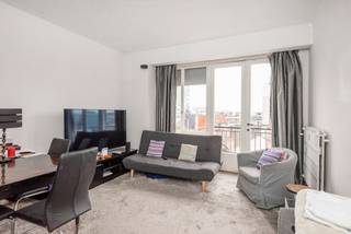 We treffen dit dakappartement met 1 slaapkamer in de wijk Diamant in de buurt van de Keyserlei, de Meir, de zoo en het stadspark. Het appartement heeft een zeer centrale ligging en scholen, openbaar vervoer, winkels zijn op wandelafstand.<br /><br />Het appartement bevindt zich op de 8ste verdieping. U heeft inkomhal, apart toilet, keuken die basis is voorzien, een woonkamer met klein terras, een slaapkamer met aansluitend een badkamer. Dit appartement beschikt over een kelder.<br /><br />Mits de nodige opfrissingswerken, een zeer interessante investering.<br /><br />Momenteel verhuurd aan vriend voor €700 per maand inclusief de kosten.<br /><br />Alg. onkosten +-€100 Per maand<br /><br />EPC: 264 KwH/m²/jaar