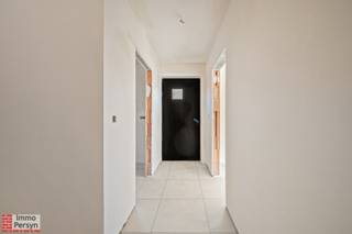 Gelegen in de rustige Vossekotstraat vinden we deze gloednieuwe halfopen bebouwing terug. De woning combineert een tijdloze architectuur van rode gevelsteen met strakke zwarte raamprofielen en dakpannen, wat zorgt voor een moderne doch warme uitstraling. U woont hier op een boogscheut van het centrum van Scherpenheuvel (+/- 1,8 km), met een vlotte verbinding naar winkels en scholen, maar geniet tegelijkertijd van de rust die deze residentiële straat te bieden heeft.<br /><br />Bij het betreden van de woning kom je in een functionele inkomhal met gastentoilet. Wat meteen opvalt, is de logische flow naar de leefruimte. De zithoek en eethoek vormen één ruim en lichtrijk geheel dat naadloos aansluit op de open keuken. Dankzij de grote raampartijen aan de achterzijde wordt de tuin als het ware naar binnen getrokken en geniet je de hele dag door van natuurlijke lichtinval. Aansluitend aan de keuken is er een bijzonder praktische berging voorzien met aansluitingen voor wasmachine en droogkast; een onmisbare troef voor elk gezin. Buiten is er ruimte voor een gezellig terras en een onderhoudsvriendelijke tuin, waar in de voortuin een wadi is aangelegd voor een duurzame waterhuishouding.<br />Op de eerste verdieping biedt de nachthal toegang tot drie volwaardige slaapkamers, ideaal voor een gezin of om in te richten als thuiskantoor. De badkamer is centraal gelegen en slim ingedeeld met ruimte voor zowel een ligbad, een toilet als een dubbele wastafel. Via een zolderluik is de ruime zolderverdieping bereikbaar. Deze grote open ruimte biedt extra mogelijkheden voor opslag, wat de praktische bruikbaarheid van deze woning compleet maakt. Kortom, een instapklare buitenkans voor wie op zoek is naar een kwalitatieve nieuwbouwwoning op een toplocatie.<br /><br /><u><strong>Indeling:</strong></u><br /><strong>Gelijkvloers:</strong> Inkomhal, toilet, zithoek, eethoek, open keuken, berging/wasplaats <br /><strong>Eerste verdieping:</strong> Nachthal, 3 slaapkamers, badkamer <br /><strong>Zolder:</strong> Ruime bergzolder<br /><strong>Buitenruimte:</strong> oprit met parkeerplaats <br /><br /><br />*De prijs van 370.000euro is  exclusief BTW (12% op de bouwgrond - 21% op de woning) = totaalprijs van <u><strong>439.600 euro</strong></u> inclusief btw en registratierechten.<br /><br />Ervaar zelf de vele voordelen van deze woning tijdens een persoonlijke rondleiding. Maak vandaag nog je afspraak.<br />Mail naar info@immopersyn.be of bel 013 444 008.