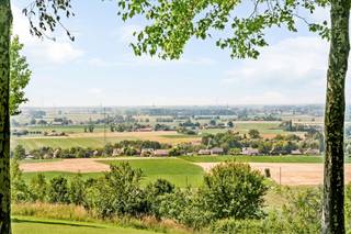 Gelegen op de mooiste locatie van Mont-de-l'Enclus: Charmant landhuis met een FANTASTISCH 240° UITZICHT, uniek gelegen aan de voet van het Kluisbos op een perceel van 2000m².
Deze eigendom combineert karakter, rust en een adembenemend panoramisch zicht, en biedt bovendien tal van mogelijkheden.
INDELING:
Inkomhal, gezellige leefruimte met open haard en prachtig uitzicht, gedeeltelijk geïnstalleerde keuken, veranda, bureau en toegang tot de kelder. Nachthal, 3 slaapkamers, dressing en badkamer met ligbad en douche.
Buiten geniet u van een zuidwest georiënteerde tuin, terras, werkplaats en ruime oprit met plaats voor meerdere wagens.
Dit pand is deels te renoveren, maar biedt een enorme opportuniteit voor wie op zoek is naar een unieke ligging met karakter en uitbreidingsmogelijkheden.
Voor wie is dit pand ideaal?
♦ Voor liefhebbers van natuur en panoramische zichten in de Vlaamse Ardennen.
♦ Voor kopers die een charmante woning willen renoveren naar eigen smaak.
♦ Voor wie op zoek is naar een uitzonderlijke locatie
Bezoek na afspraak met Immo Beguin, jouw vastgoedexpert sinds 2009.
✉️ sophie@immobeguin.be