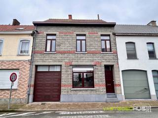 In de dorpskern van Meerbeke vindt u deze ruime gezinswoning met een inpandige garage, drie grote slaapkamers en een zuidgerichte tuin op 3a40ca. Op het gelijkvloers bevindt zich een zeer ruime leefruimte (45m²) met aansluitend een ingerichte keuken en een veranda die uitkijkt op de aangelegde, zonnige tuin met bijgebouwen voor tuinberging. Daarnaast beschikt de woning op het gelijkvloers nog over een aparte werkruimte/atelier, een grote berging met wasplaats en een inpandige garage. De 1<sup>ste</sup> verdieping omvat een nachthal met 3 grote slaapkamers (18-12-23m²) waarvan 1 kamer met dressing. Verder is er een ingerichte badkamer voorzien van zowel een ligbad als een douche. De zolderverdieping biedt bovendien nog heel wat potentieel en kan verder worden ingericht als extra slaapkamers, hobbyruimte of speelkamer. De woning heeft een bebouwde oppervlakte van maar liefst 356 m² en is uitgerust met centrale verwarming op aardgas en dubbele beglazing (gunstig EPC). De ruime leefruimte en praktische indeling maken dit de ideale gezinswoning. Bent u op zoek naar een ruime woning met veel mogelijkheden in Meerbeke? Neem gerust contact op voor meer informatie of een bezoek 054/69.68.67.