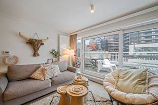 Dit luxueus afgewerkt penthouse bevindt zich op een toplocatie in het centrum van Blankenberge, op wandelafstand van de winkels en op slechts 2 minuten stappen van de zeedijk. Het appartement combineert comfort, kwaliteit en een uitzonderlijke lichtinval.<br /><br />Dankzij de twee ruime terrassen, zowel aan de voor- als achterkant, geniet u de hele dag door van zon en frisse zeelucht.<br />Binnenin vindt u een lichtrijke woonkamer met open zicht, en een volledig ingerichte keuken voorzien van alle nodige toestellen. De ruime slaapkamer is uitgerust met airconditioning voor optimaal comfort. De badkamer beschikt over een moderne douche.<br /><br />Op dezelfde verdieping beschikt het penthouse bovendien over een aparte wasruimte, wat een extra troef is voor dagelijks gebruik.<br />Het appartement bevindt zich op de 5e verdieping. Let wel: de lift gaat tot de 4de verdieping, maar er zijn nog enkele trappen te doen tot aan de ingang van het penthouse.<br /><br />Een extra troef is dat het appartement volledig bemeubeld en ingericht wordt verkocht — ideaal voor wie meteen wil intrekken of op zoek is naar een zorgeloos tweede verblijf.<br /><br /><br />Dit is de ideale woonst of tweede verblijfplaats voor wie houdt van luxe, licht en een uitstekende ligging nabij zee.