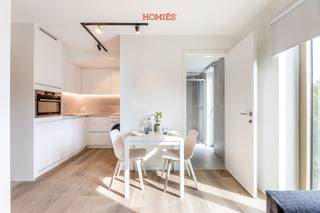 <span><strong>**Geschikt voor studenten** </strong>Welkom in de Director's Residence, gelegen nabij het historisch centrum en op een zucht van het station van Leuven. Onze moderne en bemeubelde (nieuwbouw) studio's en één-slaapkamer appartementen bieden u al het nodige comfort en rust, de residentie omvat 13 eenheden die allemaal bereikbaar zijn met de lift. Tevens is er op de begane grond een tuin en terras voorzien, waar tevens de fietsen veilig kunnen worden gestald. De units zijn voorzien van een volledig uitgeruste keuken met combi-oven, vaatwasser, wasmachine en koelkast (inclusief vriesvak) en de badkamer is voorzien met inloopdouche, wastafelmeubel en toilet. Bij de Director's Residence zijn we er trots op dat we onze huurders een comfortabele en zorgeloze woonervaring kunnen bieden. Daarom zijn al onze units volledig gemeubileerd, inclusief een comfortabel bed van 160 cm en op maat gemaakte kleerkasten. Beschikbaar vanaf 15 september 2026, dus aarzel niet om jouw plekje veilig te stellen. De huurprijzen starten vanaf € 1095, vaste kost van €100 voor verwarming. Internet inclusief. Elektriciteit via aparte meters. Een aanrader! EPC-label A. Contacteer ons voor reservaties of plaatsbezoeken. 016 22 82 22 - info@homies.be.</span>
