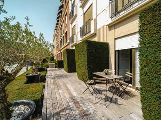 A stone's throw from Bois de la Cambre, in a private and secure enclosure, this elegant apartment of ± 143 m² (EPC), completely renovated in 2013, is located on the ground floor of the Vendôme residence, a building constructed in 1973. It benefits from a pleasant terrace with ideal orientation.<br /><br />It offers three bedrooms, a bathroom and two shower rooms. The spacious reception rooms, including the living room, dining room and open-plan kitchen, open directly onto the terrace. The residence also offers a modern relaxation and wellness area, equipped with a hammam, sauna and sports equipment.<br /><br />Other advantages: high-quality finishes, prestigious setting, option to purchase a parking space (€50,000).<br /><br />The Square du Bois is a quiet and slightly secluded neighbourhood on the edge of the Bois de la Cambre, yet still close to Avenue Louise and its amenities. Public transport is easily accessible.<br /><br />For further information, please contact Salomé Philippart on +32 (0) 472 62 83 17.