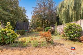 <p><span>HEMIKSEM | CHARMANTE (OP TE FRISSEN) RIJWONING MET DRIE À VIER SLAAPKAMERS EN PRACHTIGE TUIN | EPC D </span></p><p><span>Indeling als volgt: gelijkvloers: inkomhal - woon/eetkamer - keuken - veranda - tuin.</span></p><p><span>Eerste verdieping: traphal - bureau - slaapkamer - slaapkamer - badkamer. </span></p><p><span>Tweede verdieping: traphal met ingebouwde kast - zolderkamer - douchekamer.</span></p><p><span> </span></p><p><span>Extra troeven:</span></p><ul><li><span>Zuidoost-georiënteerde tuin</span></li><li><span>Gelegen in een rustige wijk in Hemiksem, dichtbij scholen, handel, park en uitvalswegen</span></li><li><span>Zolderkamer met veel mogelijkheden</span></li><li><span>Vlakbij het gemeentehuis, natuurdomein van hemiksem</span></li></ul><p><span> </span></p><p><span> </span></p>