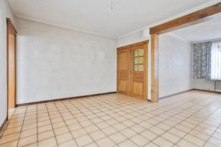 Ben je op zoek naar een huis te Izegem die je volledig naar eigen smaak kan inrichten? Achter de authentieke gevel schuilt een ruim huis met een stevige basis, een vernieuwd en geïsoleerd dak en met een perceel van 273 m². Ideaal voor handige harry's of investeerders die op zoek zijn naar een pand met toekomst.Dankzij de ruime indeling en de tuin met tuinhuis biedt deze woning alle troeven om er een warme en persoonlijke thuis van te maken.Indeling van de woning:Gelijkvloers:-Inkomhal-Ruime woonkamer-Keuken-Veranda met zicht op de tuin-Badkamer-Toilet-KelderEerste verdieping:-3 slaapkamersTweede verdieping:-Zolder met vaste trapBuiten:-Gezellige tuin-TuinhuisTroeven van de woning:-Renovatieproject met tal van mogelijkheden-Vernieuwd en geïsoleerd dak-Perceeloppervlakte van 273 m²-Centrale ligging te IzegemDeze woning vormt de perfecte basis voor wie op zoek is naar een renovatieproject met karakter. Met de juiste aanpak kan dit pand uitgroeien tot een prachtig huis waar authenticiteit en hedendaags wooncomfort hand in hand gaan.EPC: 561 kWh/m²EPC: Dit pand is onderworpen aan de renovatieverplichting van de Vlaamse overheid voor residentiële gebouwen (behoudens bij sloop binnen 5 jaar na de aankoop). Consulteer voor meer informatie de website van het Vlaams Energie- en Klimaatagentschap via https://www.vlaanderen.be/een-woning-kopen/renovatieverplichting-voor-residentiele-gebouwenBestuursmaatregelen in het maatregelenregister: nee