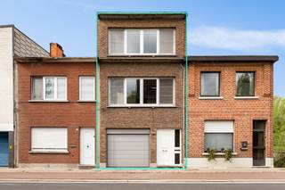 Zeer centraal gelegen woning aan de Boomsestraat, tussen Boom en Niel-centrum, grenzend aan natuurgebied.  Dit huis bevindt zich op wandelafstand van enkele winkels en het openbaar vervoer.  De oprit van de A12 Antwerpen-Brussel ligt op slechts enkele minuten rijden, ideaal voor woon-werkverkeer.  Zeer rustige en aangename woonomgeving!  <br /><br />De indeling van dit huis is als volgende: -1: volledige onderkeldering op stahoogte met berging en keuken; GLVL: een inkomhall, een apart toilet, een woonkamer en een modern ingerichte keuken; 1eV: een traphall, 2 slaapkamers en een wasplaats; 2eV: een nachthall, een nieuw ingerichte badkamer met toilet en 2 slaapkamers.  Er is parkeergelegenheid in de eigen inpandige garage voor een kleine wagen.  Verder is er nog een zongerichte tuin met uitweg.<br /><br />Dit eigendom werd steeds goed onderhouden.  Mits enige afwerkingen wordt ze helemaal instapklaar!  12 zonnepanelen + thuisbatterij 5Kw aanwezig. Het dak is geïsoleerd. <br /><br />Voor meer informatie of een afspraak ter plaatse, kan u ons contacteren via 03 459 99 99 of info@leximmo.be!