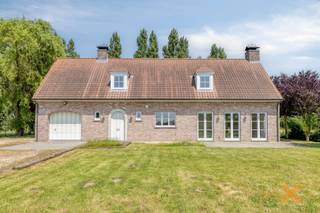 LANDELIJK GELEGEN VILLA MET GROTE TUIN - Deze charmante, ruime landelijke gezinswoning is gelegen tussen de uitgestrekte velden te Nevele-Deinze. Woning bestaande uit: Gelijkvloers: inkomhal/traphal, gastentoilet, vestiairehoek, bureau, lichtrijke woonkamer (L-vorm), keuken met plaats voor ontbijttafel, wasplaats/berging, ruime garage met achterinkom. 1e verdieping: nachthal, 3 grote slaapkamers (11 – 18 – 22,8 m2), badkamer (lavabomeubel, ligbad met douchewand, toilet). Grote tuin met tuinhuis, oprit met plaats voor verschillende wagens, GEEN BUREN – LANDBOUWGRONDEN RONDOM!! ABSOLUTE TOPWONING!! Bezoek enkel op afspraak met Immo-X via email.