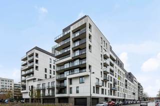 Belle chambre d'étudiant, récente et contemporaine, très lumineuse, située en centre ville où il fait bon vivre. La chambre est située à quelques pas du nouveau site animé de Tour &amp; Taxis, de l'oasis de verdure du Parc Maximilien avec sa ferme et à proximité de toutes les facilités possibles, y compris la Gare du Nord. Cette chambre d'étudiant est située au 3ème étage d'une résidence bien gérée et entretenue avec accès à l'ascenseur. Elle comprend un coin chambre, un coin bureau et une salle de douche avec WC. En outre, le bâtiment dispose de facilités communes, notamment: une cuisine commune, une salle d'étude, une salle de lecture, une salle de sport, une salle de jeux, une salle de télévision et une cour-jardin/terrasse. Il vous offre tout ce dont vous avez besoin pour vivre paisiblement et confortablement avec les plaisirs de la ville. Idéal comme investissement avec un bon rendement locatif et est actuellement loué. Possibilité d'acheter une place de parking dans l'immeuble moyennant un coût supplémentaire. A visiter!