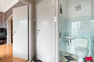 Aan de rand van Turnhout vindt u deze ruime halfopen bebouwing (o.a. 5 slaapkamers!) bestaande uit: grote kelder; gelijkvloers: inkomhal met toilet...