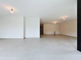 <p><span>Nieuwbouwappartement met twee slaapkamers in residentie Kasteelvijver te Langemark.</span></p><p><span> </span></p><p><span>Dit appartement bevindt zich op de </span><span>eerste verdieping</span><span> en beschikt over een </span><span>bewoonbaar oppervlakte</span><span> van </span><span>123m² </span><span>met </span><span>twee terrassen</span><span> van </span><span>14m²</span><span> en </span><span>6m².</span></p><p><span> </span></p><p><span>Indeling</span><span>:</span></p><p><span>Ruime </span><span>inkomhal/nachthal</span><span>, </span><span>open keuken</span><span> met </span><span>leefruimte</span><span> die directe toegang biedt tot het groot </span><span>terras.</span><span> Keuken is hier nog vrij te kiezen bij de reeds bepaalde keukenbouwer met een voorziene handelswaarde.</span></p><p><span>Verder is nog een </span><span>berging/wasplaats,</span><span> </span><span>gastentoilet</span><span>, </span><span>badkamer</span><span> met inloopdouche en dubbele lavabo, </span><span>twee volwaardige slaapkamers</span><span> die beiden toegang bieden tot het </span><span>tweede terras.</span></p><p><span> </span></p><p><span>Er is tevens een </span><span>kelderberging</span><span> bij te kopen, alsook mogelijkheid tot aankopen van </span><span>ondergrondse staanplaats.</span></p><p><span> </span></p><p><span>De </span><span>warmwaterproductie</span><span> en de </span><span>vloerverwarming</span><span> zal opgewekt worden door een bodem/water </span><span>warmtepomp met ingebouwde boiler.</span><span> De warmte wordt uit de grond gehaald via </span><span>geothermie.</span></p><p><span>Doorheen het appartement is er </span><span>ventilatiesysteem D </span><span>(mechanische toevoer en afvoer) voorzien.</span></p><p><span>Het appartement beschikt tevens over</span><span> zonnepanelen</span><span> (760Wp) wat het bovendien uiterst zuinig maakt!</span></p><p><span> </span></p><p><span> </span></p><p><span> </span></p><p><span> </span></p>