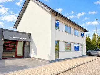 Op een <strong>invalsweg</strong> tussen Ingelmunster en Meulebeke bevindt zich deze <strong>veelzijdige, commercieel</strong> gelegen eigendom. Deze combineert <strong>wonen met een handelsruimte en opslagmogelijkheden</strong>. De woning beschikt over een <strong>ruime leefruimte</strong> aan de voorzijde van de woning met aansluitend de<strong> ingerichte keuken</strong> die <strong>via grote raampartijen aansluit op de aangelegde tuin </strong>met tuinhuis en het <strong>uitgebreide terras</strong>. De <strong>nieuwe badkamer</strong> bevindt zich op de beneden verdieping alsook het<strong> gastentoilet. </strong><br />De <strong>polyvalente handelsruimte</strong> bevindt zich links van de leefruimte met een <strong>aparte ingang </strong>geschikt voor een<strong> zelfstandige activiteit, kantoor, praktijk of hobby</strong>. Aan de rechterzijde bevinden zich een <strong>wasplaats, een extra inkom, een bergruimte</strong> die verder kan afgewerkt worden volgens wens en een <strong>dubbele garage met sectionaal poort</strong>. <br />Op de <strong>eerste verdieping</strong> zijn <strong>4 slaapkamers</strong> beschikbaar toegankelijk via <strong>2 trappen</strong>. In een slaapkamer zijn de voorzieningen reeds aangebracht voor een <strong>extra badkamer</strong>. De <strong>zolder</strong> is toegankelijk via een <strong>vaste trap </strong>en werd <strong>volledig geïsoleerd</strong>. <br />Een <strong>ruime kelder</strong> zorgt voor <strong>extra stockage</strong>. <br />Aan de zijkant van de woning is <strong>parking</strong> voorzien. Tevens is er openbare parking voor de woning. 