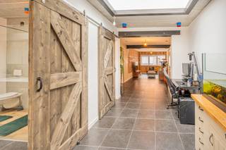 <p>Bij het binnenkomen van de woning wordt u verwelkomd in de inkomhal, die toegang biedt tot de berging, de kelder en de ruime leefruimte.</p><p>Met een oppervlakte van maar liefst 163m² biedt de leefruimte heel wat mogelijkheden. Hier creëert u moeiteloos een gezellige zithoek én een ruime eetplaats, ideaal om comfortabel te wonen en gasten te ontvangen.</p><p>Op het gelijkvloers bevinden zich daarnaast een eerste badkamer en een apart toilet, wat zorgt voor extra praktisch comfort.</p><p>Achteraan de woning vindt u de volledig geïnstalleerde keuken, waar u geniet van een mooi zicht op de tuin. De tuin zelf is een leuke extra troef en beschikt bovendien over een handige achteruitweg, ideaal voor fietsen of tuinmateriaal.</p><p>Ook op de eerste verdieping heeft deze woning heel wat potentieel. Volgens de architectenplannen kunnen hier drie volwaardige slaapkamers ingericht worden, samen met een tweede badkamer en toilet. Verder is er nog voldoende ruimte voorzien om een vaste trap naar de zolderverdieping te plaatsen.</p><p>De ruime zolder biedt op zijn beurt de mogelijkheid om nog twee extra slaapkamers te creëren. Zo kan deze woning uitgroeien tot een ruime gezinswoning met maar liefst vijf slaapkamers en twee badkamers — perfect voor grote gezinnen of wie graag extra ruimte heeft.</p><p>In 2023 werden er grondige renovatiewerken uitgevoerd. Zo werd het achterste gedeelte van de woning uitgebreid, werden alle ramen vervangen en kreeg de woning een volledige opfrissing.</p><p></p><p>Stedenbouwkundige informatie: Vg- Wg – Gdv – Gvkr -Gvv</p><p></p><p>Wenst u meer informatie of wilt u alle documenten raadplegen? Neem dan snel contact met ons op of bekijk alle documenten via: www.malines-group.be</p><p></p>