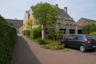 Kantorengelijkvloers (+/-288m²) op een goede zichtlocatie aan een doorgaande weg, op slechts 4 minuten van de E314. Aan de achterzijde van het...