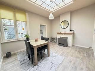 <p><span>Woning met 2 appartementen in het centrum van Sint-Niklaas</span></p><p><span></span></p><p><span>Deze opbrengsteigendom omvat twee verhuurde appartementen en is uitstekend gelegen in het centrum van Sint-Niklaas. Met een geschat huurrendement van circa 4% vormt dit pand een interessante investeringsopportuniteit voor wie op zoek is naar een verhuurd opbrengsteigendom met een centrale ligging.</span></p><p><span></span></p><p><span>Het gelijkvloerse appartement heeft een bewoonbare oppervlakte van ongeveer 65 m² en bestaat uit een aangename leefruimte, keuken, één slaapkamer en een badkamer met ligbad. Als extra troef beschikt het appartement over een terras met achteruitgang.</span></p><p><span></span></p><p><span>Het duplexappartement, gelegen op de eerste en tweede verdieping, omvat een leefruimte met keuken, een lichtrijke living, één slaapkamer en een badkamer met douche. Gedeeltelijk te renoveren.</span></p><p><span></span></p><p><span>Dankzij de centrale ligging, vlak bij de Grote Markt, winkels, scholen, voorzieningen en openbaar vervoer, is de eigendom uitstekend gelegen en biedt ze goede perspectieven op een vlotte verhuurbaarheid en een stabiel rendement.</span></p><p><span></span></p><p><span>Bij interesse of voor meer informatie, neem gerust contact op via 03/778.19.63 of via </span><span>info@immomonsieur.be</span><span>.</span></p><p><span></span></p><p><span>Troeven:</span></p><p><span></span></p><p><span>Woning met 2 verhuurde appartementen</span></p><p><span>Centrale ligging in het hart van Sint-Niklaas</span></p><p><span>Twee verhuurde entiteiten met stabiele huuropbrengsten</span></p><p><span>Interessante investering met een geschat huurrendement van circa 4%</span></p><p><span>Gelijkvloers appartement met terras</span></p><p><span>Gelegen op wandelafstand van de Grote Markt, winkels en openbaar vervoer</span></p>