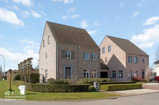 Bent u op zoek naar de ruimte en luxe van een nieuwbouw, maar wilt u niet wachten op een langdurig bouwproces? Deze statige, vrijstaande woning uit 2007 is met zo’n buitengewoon oog voor detail onderhouden dat ze de <strong>actuele nieuwbouwstaat benadert</strong>.<br /><br />Gelegen in een rustige, kindvriendelijke woonwijk op wandelafstand van de basisschool, biedt deze eigendom de perfecte combinatie van stijl, ruimte en een uitstekend <strong>EPC-label B</strong>.<br /><br /><strong>Architectuur en Uitstraling</strong><br />De klassieke architectuur en het tijdloze kleurenpalet van de gebruikte kwaliteitsmaterialen vormen een harmonieus geheel met de prachtig aangelegde, volwassen tuin.<br /><br />Met een indrukwekkende bruto bewoonbare oppervlakte van maar liefst <strong>271 m²</strong> op een perceel van <strong>539 m²</strong>, is dit aangenaam en royaal wonen.<br /><br /><strong>Gelijkvloers: Licht, Ruimte en Maatwerk</strong><br />Bij binnenkomst in de ruime inkomhal valt direct de massief beukenhouten trap en de hoogwaardige afwerking op. Via dubbele deur betreedt u de royale leefruimte, die baadt in natuurlijk licht. De indeling is als volgt:
<ul>
<li><span>een sfeervol centraal salon met een gezellige <strong>gashaard</strong>.</span></li>
<li><span>een ruime eetkamer aan de voorzijde.</span></li>
<li><span>een <strong>super uitgeruste leefkeuken</strong> die het hart van de woning vormt;</span></li>
<li><span>een koele berging als ruime voorraadkast bij de keuken.</span></li>
</ul>
<br />De connectie met de buitenruimte is hier werkelijk zeer aangenaam: zowel vanuit het salon als de leefkeuken zorgen grote raampartijen voor een <strong>maximale visuele en fysieke interactie met de tuin</strong>. De lichtinval is doorheen de hele dag bijzonder aangenaam en versterkt het ruimtegevoel. Voor warme, zonnige dagen is er gedacht aan optimaal comfort: het raam aan het salon is voorzien van een elektrisch bedienbaar screen, terwijl u bij de leefkeuken kunt genieten van de schaduw onder een elektrisch bedienbare zonneluifel.<br /><br />De keuken is op-en-top kwaliteitsmaatwerk, voorzien van granieten aanrechten, een eiland, een breed 5-pits gasfornuis met royale oven en een fluisterstille dampkap.<br /><br />Een slim geïntegreerde <strong>bureauhoek</strong> in maatwerk meubilair maakt de leefruimte compleet.<br /><br /><strong>Praktische Perfectie</strong><br />De woning is niet alleen ontworpen met het oog op comfort en stijl, maar houdt ook rekening met dagelijks gemak. U heeft een ruime achterinkom die dienst doet als extra berging en wasplaats. De aanpalende garage is voor het onderhoudsgemak afgewerkt met een tegelvloer, bepleisterde en geschilderde muren en voorzien van een op maat gemaakte kastenwand. Boven de garage bevindt zich bovendien een handige extra bergzolder. In de tuin staat een houten tuinberging, eveneens afgewerkt met een tegelvloer.<br /><br /><strong>Verdiepingen</strong><br />Op de eerste verdieping biedt de nachthal toegang tot:
<ul>
<li><span>3 volwaardige slaapkamers, waarvan de hoofdslaapkamer is uitgerust met uitgebreid <strong>ingebouwd maatwerk</strong> en sfeervolle verlichting.</span></li>
<li><span>een ruime badkamer met regendouche, ligbad en lavabomeubel.</span></li>
<li><span>1 van de slaapkamers is momenteel ingericht als ontspanningsruimte met <strong>eigen sauna</strong>.</span></li>
</ul>
<br />Via een vaste trap bereikt u de indrukwekkende dakverdieping. Deze grote open ruimte kan eenvoudig worden ingedeeld in twee extra kamers, ideaal als hobbyruimte, kantoor of een eigen verdieping voor een tiener.<br /><br /><strong>Buitenleven in alle privacy</strong><br />De tuin is een oase van rust. Met twee terrassen in arduinen plavuizen, waarvan één overdekt, vindt u altijd de perfecte plek in de zon of schaduw. De leilinden en dakmoerbeibomen zorgen voor natuurlijke verkoeling op warme dagen, terwijl de volledig omheinde tuin uw privacy garandeert.<br /><br /><strong>Kortom: e</strong>en instapklare droomwoning !<br /><br /><strong>Interesse in deze unieke kans?</strong> Neem voor meer informatie of een persoonlijk bezoek contact op met <strong>ARES vastgoed- & landmeetbureau te Beerse</strong>. Wij leiden u graag rond in deze uitzonderlijke woning!<br /><br />