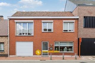 Woning met 3 slaapkamers, inpandige garage en unieke ligging aan de Moervaart te koop in Moerbeke!<br /><br />In de Damstraat 59 te Moerbeke vindt u deze charmante woning op een perceel van 300 m². De woning beschikt over 3 slaapkamers, een inpandige garage en een prachtig aangelegde tuin die uitgeeft op de Moervaart. Achteraan bevindt zich een privésteiger met terras, waar u in alle rust kunt genieten van een uniek uitzicht over het water. Dankzij het EPC-label D geldt er bovendien geen renovatieverplichting.<br /><br />Troeven:<br />- Unieke ligging aan de Moervaart<br />- Perceel van 300 m²<br />- 3 slaapkamers<br />- Inpandige garage<br />- Privésteiger met terras aan het water<br /><br />Indeling:<br />Via de inkomhal betreedt u de woning en komt u in de lichtrijke leefruimte met aansluitend de keuken. Achter de keuken bevinden zich de badkamer met douche en een praktische keukenberging. Op de eerste verdieping bevinden zich twee ruime slaapkamers en een derde ruime slaapkamer die dankzij zijn oppervlakte kan worden opgesplitst in meerdere slaapkamers. Buiten geniet u van een mooi aangelegd terras met zicht op de verzorgde tuin. Vanuit het terras heeft u rechtstreeks toegang tot de inpandige garage. Achteraan de tuin vormt de steiger met terras aan de Moervaart een absolute meerwaarde.<br /><br />Interesse? Wij organiseren een bezoekdag op 17/07/2026 van 17h-19h.<br /><br />Bel 0470/89.18.34 of mail dario@immomamo.be.<br />Let op: op voorhand verwittigen is verplicht.