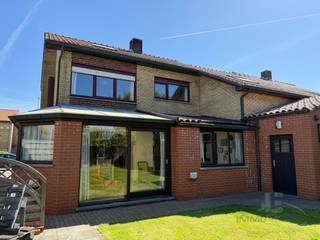 Deze woning is gelegen in een rustige woonwijk in Gistel en beschikt over veel troeven!  De grote  en zonnige tuin is zowel toegankelijk is langs...