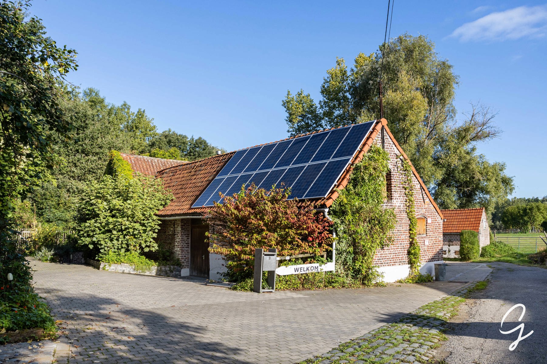 TE KOOP: UNIEK GELEGEN HOEVE OP 1,1ha OASE VAN GROEN &amp; RUST - foto 5