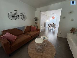 <p><span>ZEER LEUKE STARTERSWONING TE GERAARDSBERGEN</span></p><p><span>Vraagprijs : 199.000 euro</span></p><p><span> </span></p><p><span>Zeer leuke woning voor starters of als investering.</span></p><p><span> </span></p><p><span>Deze volledig vernieuwde woning is gelegen aan de iconische muur van Geraardsbergen.</span></p><p><span> </span></p><p><span>De woning heeft een living met een openkeuken en badkamer op het gelijkvloers.</span></p><p><span> </span></p><p><span>Boven is er 1 kamer.</span></p><p><span> </span></p><p><span>Epc D (geen renovatieverplichting).</span></p><p><span> </span></p><p><span>Elektriciteit conform AREI.</span></p><p><span> </span></p><p><span>Voor de woning is er een leuk terrasje aanwezig.</span></p><p><span> </span></p><p><span>TOPPER!!!</span></p><p><span> </span></p><p><span>Aarzel niet en bel 0475/51.40.73 of email <span>sven@svena.be</span></span></p><p><span> </span></p><p><span>Stedenbouwkundig uittreksel/inlichtingen in aanvraag!</span></p><p><span>Deze gegevens zijn louter informatief en wij kunnen niet aansprakelijk gesteld worden voor eventuele onjuistheden.</span></p><p><span>De bewoonbare oppervlakte is slechts indicatief.</span></p><p><span> </span></p><p><span> </span></p>