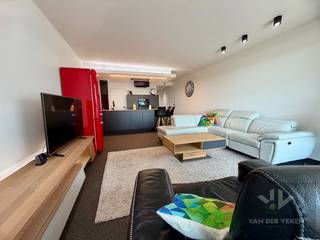 <u><strong>Knap afgewerkt 2-slaapkamerappartement met zonnig terras op het 5e verdiep en zicht op het water<br /><br />Troeven</strong>:</u>
<ul>
	<li>Topligging in Zuidzicht 4 aan de Blauwe Boulevard</li>
	<li>Gelegen op de 5de verdieping</li>
	<li>Volledig instapklaar en goed onderhouden</li>
	<li>Zonnig terras met verwarming</li>
	<li>Airco voor koelen en warmen in de leefruimte en de slaapkamer</li>
	<li>Moderne, goed uitgeruste open keuken</li>
	<li>Steentapijt</li>
	<li>Kelderberging (inbegrepen in de prijs)</li>
</ul>
<br /><strong>Locatie </strong>- Binnen de Hasseltse Grote Ring, op wandelafstand van Quartier Bleu en het stadscentrum, staat woonsite "Zuidzicht" te blinken. Een architecturale parel die op één van Hasselts meest gegeerde locaties gevestigd is, met een vlotte bereikbaarheid en een fantastisch zicht. Fietsliefhebbers vinden hier een vlotte aansluiting naar kilometerslange fietspaden en de stadsmensen halen hun hartje op in de bruisende horeca- en handelszaken die op 5 minuutjes wandelen van je voordeur liggen. <br /><br /><strong>Appartement</strong> - Volledig instapklaar appartement met een hoogwaardige afwerking en een stijlvolle inrichting. De indeling omvat de inkomhal die naadloos overgaat in de open leefruimte met een moderne en volledig uitgeruste keuken, een eet- en zithoek en aansluitend het overdekt terras. Centraal in het appartement is er de berging, het apart toilet en de badkamer met inloopdouche, wastafel en ruimte voor wasmachine en droogkast. Aan de achterzijde tenslotte zijn er nog 2 slaapkamers.<br />In de ondergrondse parkeergarage is er een gezamenlijke fietsenstalling en uw eigen afsluitbare berging.<br />Een mooi appartement op een absolute toplocatie in één van de populairste projecten in onze Limburgse hoofdstad.<br /><br />Laat je gegevens achter en kom samen met Koen dit knap afgewerkt appartement ontdekken! 