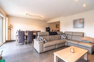 Op zeer rustige locatie te Bavikhove (Harelbeke) treft u deze gezinswoning aan met 2 private parkeerplaatsen voor de woning en inpandige garage. De woning is verder voorzien van drie slaapkamers (waarvan twee met ingebouwde kasten) en leuke gezinstuin. <br /><br />Indeling: inkomhal met gastentoilet die zich begeeft naar de lichtrijke woonkamer (VOORZIEN VAN HOUTCASETTE) met zicht op de tuin. Geïnstalleerde keuken voorzien van alle apparatuur (INDUCTIE-kookplaat,oven,microgolf, vaatwasser). Aansluitend bevindt zich de berging/wasruimte. <br /><br />De eerste verdieping bestaat uit 3 lichtrijke slaapkamers waarvan twee met inbouwkasten en de badkamer voorzien van bad/douche, lavabomeubel en toilet. <br /><br />EXTRA TROEF: ruime en droge kelder aanwezig!<br /><br />Onderhoudsvriendelijke tuin met bijhorend tuinhuis en terras aanwezig. <br /><br />Bij de woning hoort ook nog een grote inpandige garage met elektrische poort. Ook twee parkeerplaatsen voor de woning. <br /><br />Recentelijke stedenbouwkundige inlichtingen in aanvraag. <br /><br />Pluspunten:<br />- Centrale verwarming op aardgas <br />- Betonstructuur = solide woning <br />- TOPLOCATIE in rustige woonwijk <br /><br />EPC: 381 kWh/m² jaar - UC: 20260204-00037899970-RES-1<br />REF: TM/26106/K