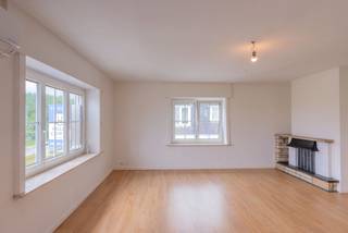 Verzorgd hoekappartement met 3 slaapkamers, vlakbij het strand van Zeebrugge. <br />Het appartement werd recent vernieuwd en geniet van een energetisch A-label dankzij het airco-systeem, de dakisolatie, de dubbele beglazing en de aanwezige zonnepanelen! <br /><br />Indeling:<br />Inkomhal met apart toilet, een toffe leefruimte met bijzonder veel licht, een verzorgde keuken, een badkamer met douche en 3 slaapkamers. In de kelderverdieping nog een grote berging met plaats voor wasmachine- en droogkast.<br /><br />Mogelijkheid tot het bijhuren van een gelijkvloerse garagebox achteraan het gebouw, mits de meerprijs van 115 euro/maand.<br /><br />Huurprijs: € 985 per maand, syndicuskosten inbegrepen.<br />Onmiddellijk beschikbaar.<br /><br />Bezoeken? Contacteer Willem Cauwels op tel. 050/89.27.70.