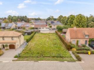 TE KOOP | Prachtige bouwgrond voor open bebouwing in Ramsel! <br /><br />Op een rustige en groene locatie in Ramsel bevindt zich deze mooie bouwgrond voor open bebouwing. Een ideale opportuniteit voor wie droomt van een eigen woning op een aangename locatie, omringd door groen en met voldoende ruimte om volop te genieten.<br /><br />Dankzij de mogelijkheden voor open bebouwing kan je hier jouw droomwoning realiseren, met een mooie tuin en eventueel een bijgebouw. Creëer een thuis die volledig aansluit bij jouw wensen en levensstijl!<br /><br />Bouwen naar jouw wensen<br /><br />Open bebouwing<br /><br />Ruimte om een comfortabele gezinswoning te realiseren<br /><br />Gelegen in een groene en aangename woonomgeving<br /><br />Rustig wonen met een vlotte bereikbaarheid<br /><br />Ramsel biedt de ideale combinatie van rustig wonen en een goede bereikbaarheid. Je geniet er van een groene omgeving, terwijl winkels, scholen en andere dagelijkse voorzieningen zich op korte afstand bevinden. Ook de belangrijkste verbindingswegen zijn vlot bereikbaar.<br /><br />Een mooie kans om jouw bouwdroom waar te maken op een fijne locatie!<br /><br />Interesse?<br /><br />Neem gerust contact met ons op voor meer informatie of een bezoek ter plaatse.<br /><br />014/95.37.50<br />immo@degroot-celen.be
