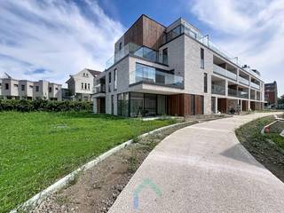 Algemeen<br />Op zoek naar een plek die modern aanvoelt, maar tegelijk rust en privacy uitstraalt? Dit gelijkvloers appartement combineert het beste van beide. Je woont hier in een nieuwbouwappartement met een zonnig terras en een gemeenschappelijke tuin als groene achterbuur. Dankzij de centrale ligging zijn winkels, scholen, horeca en andere dagelijkse voorzieningen ook vlot bereikbaar. Een fijne thuis voor wie comfort, hedendaags wonen en een vleugje buitenleven graag samenbrengt. <br /><br />Indeling<br />Bij het binnenkomen kom je meteen in de lichte leefruimte met open keuken: een uitnodigende plek om te koken, te tafelen of gewoon heerlijk te ontspannen. De keuken is praktisch uitgerust met een combi-oven, vaatwasser en inductiekookplaat. Vanuit de leefruimte stap je zo het zonnige terras op, waar de namiddagzon van het buitenmoment extra genieten maakt. De slaapkamer sluit rechtstreeks aan op de badkamer met inloopdouche. Verder beschikt het appartement over een afzonderlijk toilet en een handige berging met aansluitingen voor wasmachine en droogkast.<br /><br />Ook technisch is dit appartement helemaal mee: vloerverwarming via een warmtepomp zorgt voor aangenaam comfort, terwijl twee zonnepanelen bijdragen aan een energiezuinige manier van wonen. In de garage beschik je over een privatieve berging én een ruime staanplaats. Ook je fiets krijgt een eigen plek in de gemeenschappelijke fietsenberging. Rondom het gebouw wordt het groene karakter verder ingevuld met lage haagjes, waardoor de tuinzone geleidelijk aan nog meer privacy en sfeer krijgt. Kortom: een instapklaar appartement waar over de details duidelijk goed is nagedacht.<br /><br />Zin om zelf de sfeer te komen ontdekken? Magali laat je graag persoonlijk kennismaken met het appartement en vertelt je ter plaatse alles over de praktische details. Neem contact op om een bezoek in te plannen.<br /><br />T: 09 493 04 10<br />M: magali@gentill.be