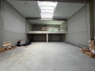 <div>
<p><span>Nieuwbouw </span><span>KMO-unit te koop in Kampenhout, met een </span><span>gelijkvloerse oppervlakte van 216 m² en </span><span>een verdieping van 70 m². Oplevering </span><span>voorzien in augustus 2026.</span></p>
</div>
<div>
<p><span>Strategisch </span><span>gelegen langs de Mechelsesteenweg </span><span>(N26), met een vlotte verbinding naar </span><span>de E19 en E40 richting Brussel, </span><span>Antwerpen en Gent — wat zorgt voor </span><span>uitstekende bereikbaarheid én </span><span>zichtbaarheid.</span></p>
</div>
<div>
<p><span>De unit biedt een </span><span>kwalitatieve opslagruimte met een vrije </span><span>hoogte van ca. 6 m, toegankelijk via </span><span>een automatische sectionaalpoort (4 x </span><span>4,2 m) en een aparte inkomdeur. </span><span>Voorzien van een gepolierde en </span><span>gewapende betonvloer (2.500 </span><span>kg/m²), lichtstraten met rookluik, een </span><span>geïsoleerd dak en een </span><span>regenwaterput (5.000 L).</span></p>
</div>
<div>
<p><span>Gelegen in </span><span>Business Park Overdevaert te </span><span>Kampenhout, met camerabewaking, </span><span>LED-verlichting en branddetectie. </span><span>Inclusief 2 privatieve </span><span>parkeerplaatsen en de mogelijkheid tot </span><span>laadpalen.</span></p>
</div>
<div>
<p><span>Contacteer Structura.biz </span><span>voor bijkomende informatie en/of </span><span>een bezoek — 02/462.32.00!</span></p>
</div>