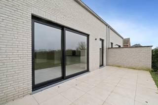 Bent u klaar om te verhuizen naar 1 van deze laatste 2 nieuwbouwwoningen in dit kleinschalige project? Dat kan, de woningen werden namelijk zorgvuldig afgewerkt en zijn bijgevolg instapklaar. <br />De woningen zijn centraal gelegen op een boogscheut van Maldegem centrum. Je geniet er op fietsafstand van alle faciliteiten zoals scholen, openbaar vervoer, winkels, ... bovendien heb je een vlotte verbinding richting binnenland en de kust. <br /><br />De absolute troeven van deze woning zullen toch wel het open zicht zijn alsook de energiezuinigheid. Met andere woorden, woningen die klaar zijn voor de toekomst. <br /><br />De woningen zijn ingedeeld als volgt: <br />Gelijkvloers: inkomhal met gastentoilet - open leefruimte met zithoek, eetplaats en keuken, deze is voorzien van alle comfort - garage waar eveneens plaats voorzien is voor de wasplaats alsook extra bergruimte <br />1e verdieping: 4 volwaardige slaapkamers, badkamer voorzien van douche, ligbad en dubbele lavabo alsook een afzonderlijk toilet. <br /><br />Buitenaanleg: oprit met extra parkeermogelijkheid, terras en tuin met adembenemend zicht. <br /><br />Benieuwd naar deze woningen? <br />Contacteer Bonne Vastgoed 7 op 7 via 050/73.73.73 of info@bonnevastgoed.be voor meer info of bezoek.