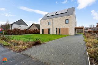 Op een aangename locatie in Heist-op-den-Berg bevindt zich deze moderne en uiterst energiezuinige nieuwbouwwoning, ideaal voor wie comfortabel en toekomstgericht wil wonen. De woning voldoet aan de strengste energienormen met een uitzonderlijk E-peil van minder dan 0 (A+) (E-peil -16) en combineert hedendaagse architectuur met duurzame technieken en een ruime indeling. Dankzij zonnepanelen, een warmtepomp, vloerverwarming, ventilatiesysteem D+, driedubbele beglazing en aluminium schrijnwerk woont u hier bijna energieneutraal met een uitzonderlijk wooncomfort. Dankzij de vlotte verbinding met het centrum van Heist-op-den-Berg, Herenthout, Wiekevorst en omliggende gemeenten geniet u hier van een perfecte balans tussen rust en bereikbaarheid.<br /><br /><strong>Benieuwd naar deze unieke woonbeleving? Neem alvast een kijkje in de woning klik hier.</strong><br /><br />We betreden de woning via de inkomhal met gastentoilet. De lichtrijke leefruimte van 31 m² vormt het hart van de woning en biedt plaats voor een gezellige zithoek en eetruimte. Dankzij de grote raampartijen geniet u hier van een aangename lichtinval en een vlotte verbinding met het terras en de tuin. De buitenruimte bestaat uit een mooi aangelegde zonnige tuin en een ruim terras van 24 m², ideaal om in alle privacy te ontspannen of gasten te ontvangen. De keuken is volledig uitgerust met kwaliteitsvolle toestellen, zijnde met oven, microgolfoven, inductiekookplaat, met aansluitend een ruime berging. Vooraan in de woning vinden we nog een ruime plaats voor een bureau of speelruimte voor de kinderen. De woning beschikt bovendien over een carport en een ruime oprit met voldoende parkeergelegenheid.<br /><br />Via de ruime nachthal bereiken we drie slaapkamers, waarvan de master bedroom beschikt over een ruime dressing, de badkamer met zowel een bad als een douche, een linnenkamer/aparte dressing en een afzonderlijk toilet. De kamers zijn flexibel inzetbaar als slaap-, werk- of hobbyruimte. Via een vaste trap bereiken we de ruime zolderverdieping, die kan worden ingericht als extra slaapkamers of als polyvalente ruimte. Deze ruimte is eveneens ideaal als hobbyruimte of thuiswerkplek.<br /><br />Deze hedendaagse woning is uitgerust met zonnepanelen, een warmtepomp, vloerverwarming en een hoogrendementsventilatiesysteem (type D+), wat resulteert in een minimaal energieverbruik en lage energiekosten. Dankzij deze duurzame technieken geniet u bovendien van bijzonder lage maandelijkse energielasten. Kortom: met een bewoonbare oppervlakte van maar liefst 213 m² op een perceel van 500 m² biedt de woning volop ruimte voor gezinnen, met drie slaapkamers (uitbreidbaar tot vijf), twee toiletten en één badkamer. De woning is volledig instapklaar en onmiddellijk beschikbaar. De woning beschikt over voldoende parkeerplaats op de oprit en is uitgerust met een carport.<br /><br /><strong>De verkoop valt onder het btw-stelsel met 21% btw op de constructie en 12% registratierechten op de grond. Een simulatie is beschikbaar op aanvraag.</strong><br /><br />Een uitstekende opportuniteit voor wie op zoek is naar een ruime en energiezuinige nieuwbouwwoning op een goed bereikbare locatie. Ideaal voor gezinnen die meer ruimte zoeken, kopers die een kwalitatieve nieuwbouw wensen zonder bouwzorgen, tweedekopers die comfort en energiezuinigheid belangrijk vinden of thuiswerkers dankzij de aparte bureauruimte en de grote zolder. Contacteer ons gerust voor meer informatie via info@boonstravastgoed.be of via 0473/27 88 57, of voor het inplannen van een bezoek ter plaatse.<br /><br />Bijzonderheden:<br />- Driedubbele beglazing<br />- Aluminium schrijnwerk<br />- BEN-woning (E-peil -16)<br />- Carport met ruime oprit<br />- Badkamer met bad én douche<br />- 3 slaapkamers (mogelijkheid tot 5)<br />- Instapklaar en onmiddellijk beschikbaar